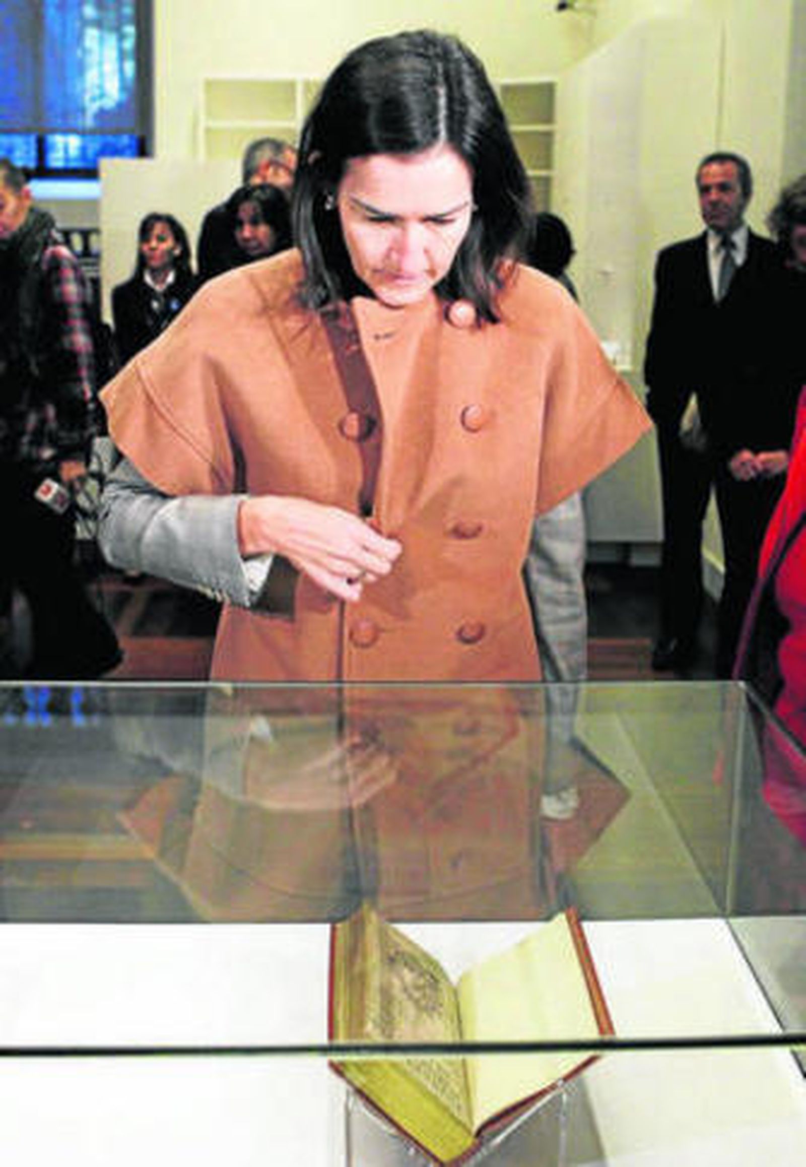 La ministra de Cultura, González-Sinde observa uno de los ejemplares.