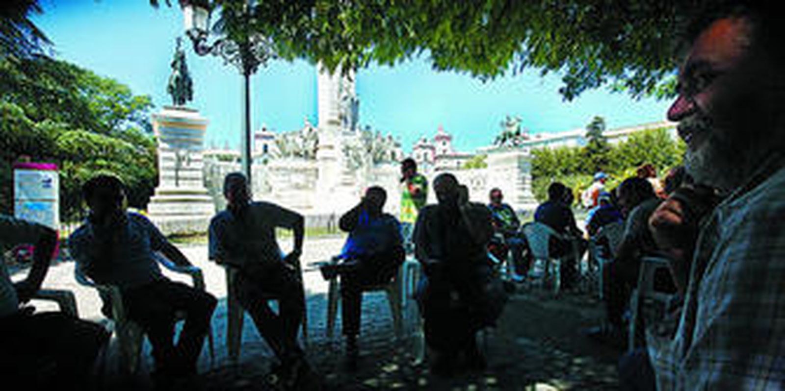 La concentración de los ex trabajadores de Delphi, ayer en la plaza de España de Cádiz.