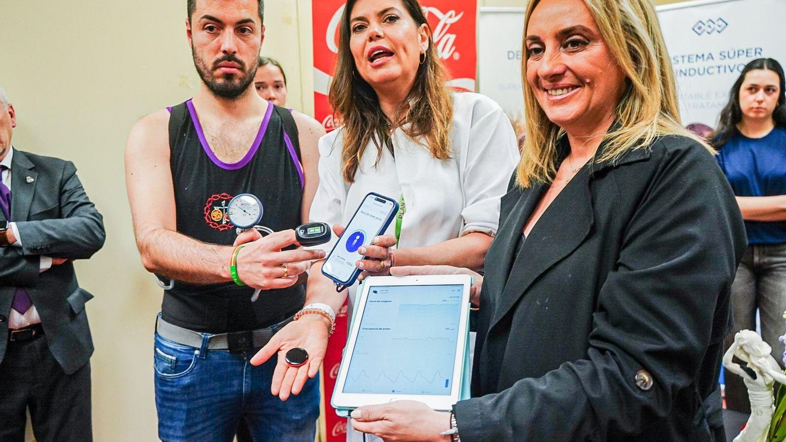 La alcaldesa, la directora del CEACO y un costalero, en la presentación de las novedades de este año. La alcaldesa, la directora del CEACO y un costalero, en la presentación de las novedades de este año.