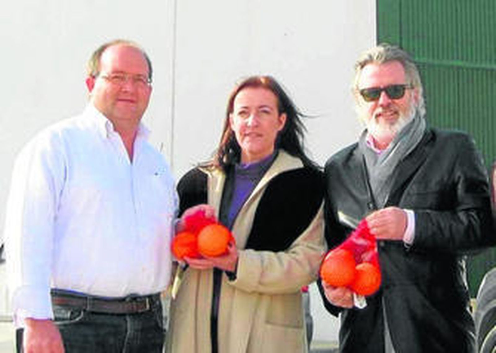 Ginés García, junto a la secretaria general del Medio Rural, Mabel Salinas y el delegado Juan Deus.