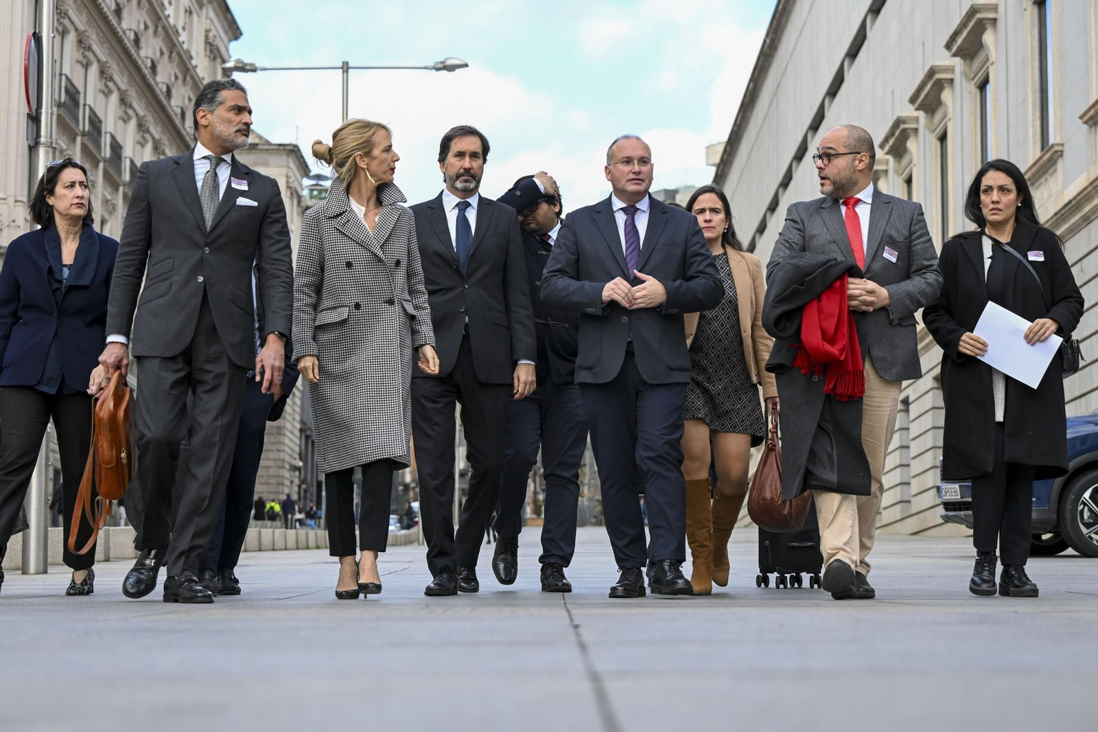 El portavoz del PP en el Congreso, Miguel Tellado, se reúne con un colectivo de víctimas y denunciantes de la dictadura de Nicolás Maduro.