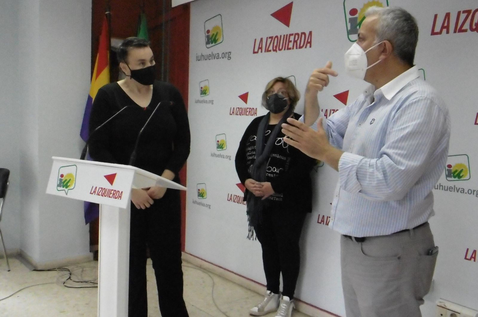 Intérprete de lengua de signos con Mónica Rossi y Juan Martínez.