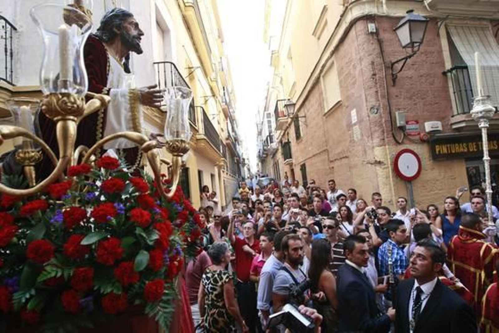 Miles de personas abarrotan las calles de la capital para disfrutar de la  magna de pasos con motivo de la JMJ. Participaron 15 cofradías de la diócesis./Fotos:Julio González

Foto: Julio Gonzalez