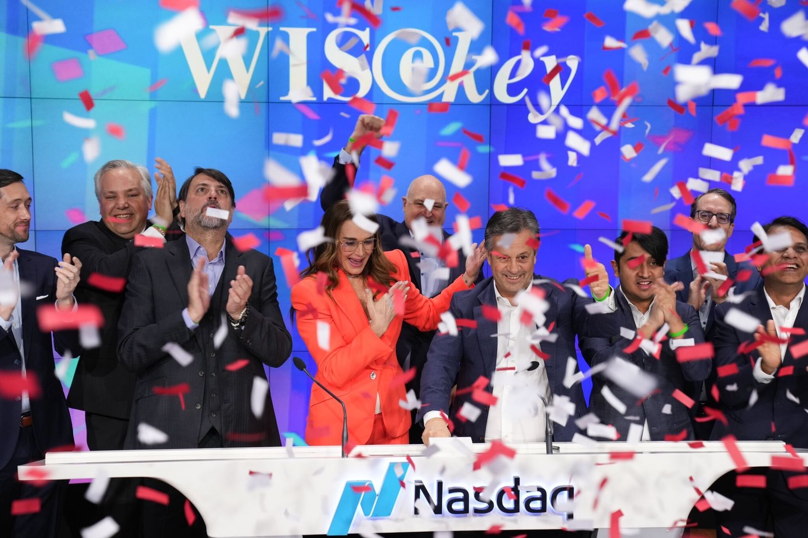 Brooke Shields y Carlos Creus, tras abrir la sesión del Nasdaq este jueves.