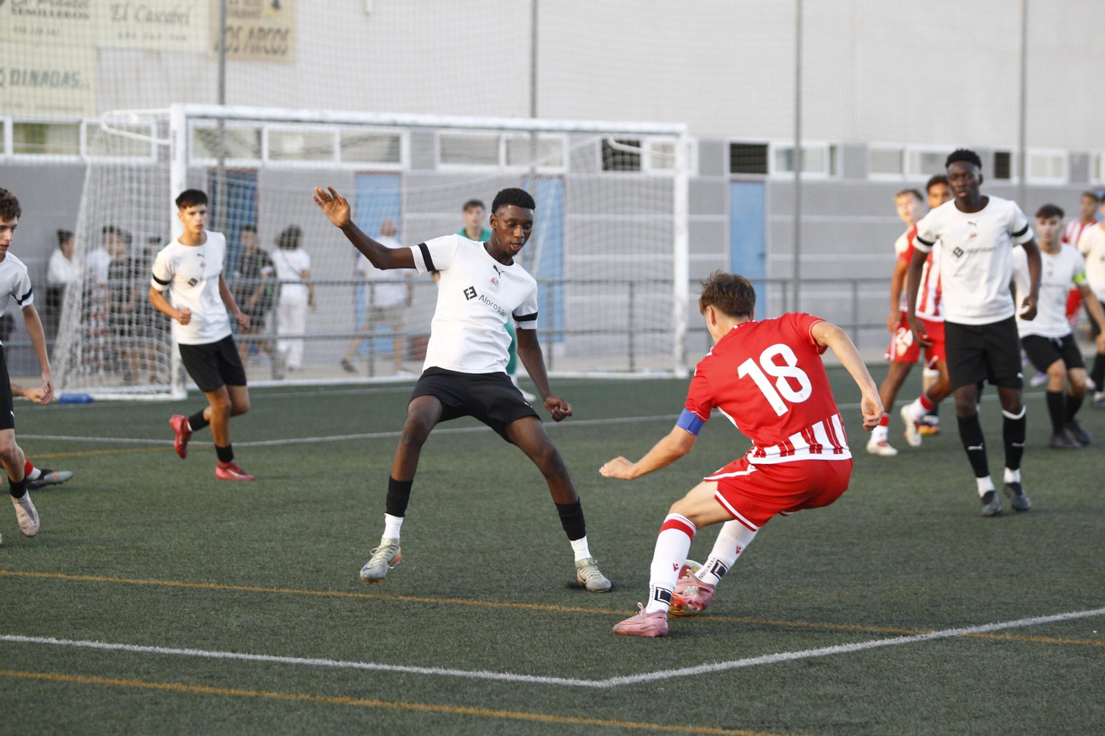 Ramón Martos intenta sortear la presión de un rival dentro del área durante un partido de los rojiblancos de este curso.