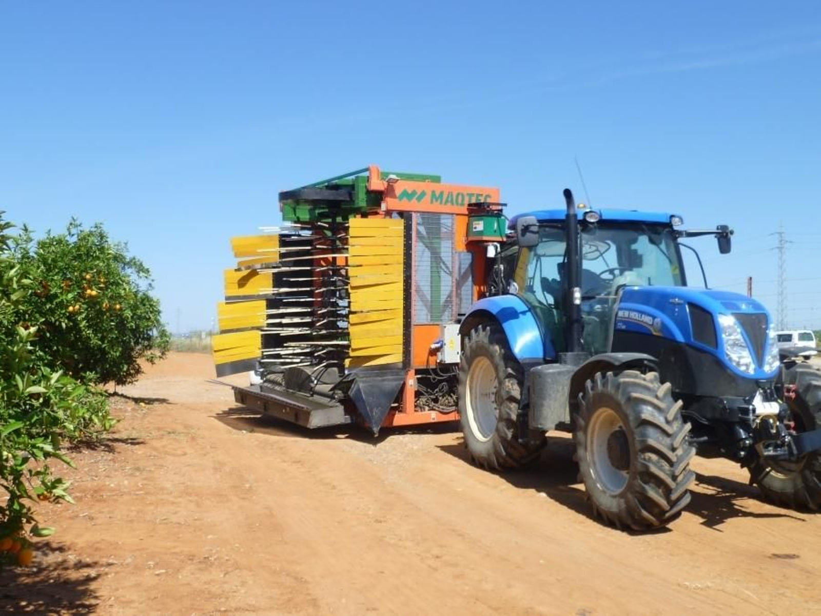 Prototipo de cosechadora para recogida de cítricos en campo.