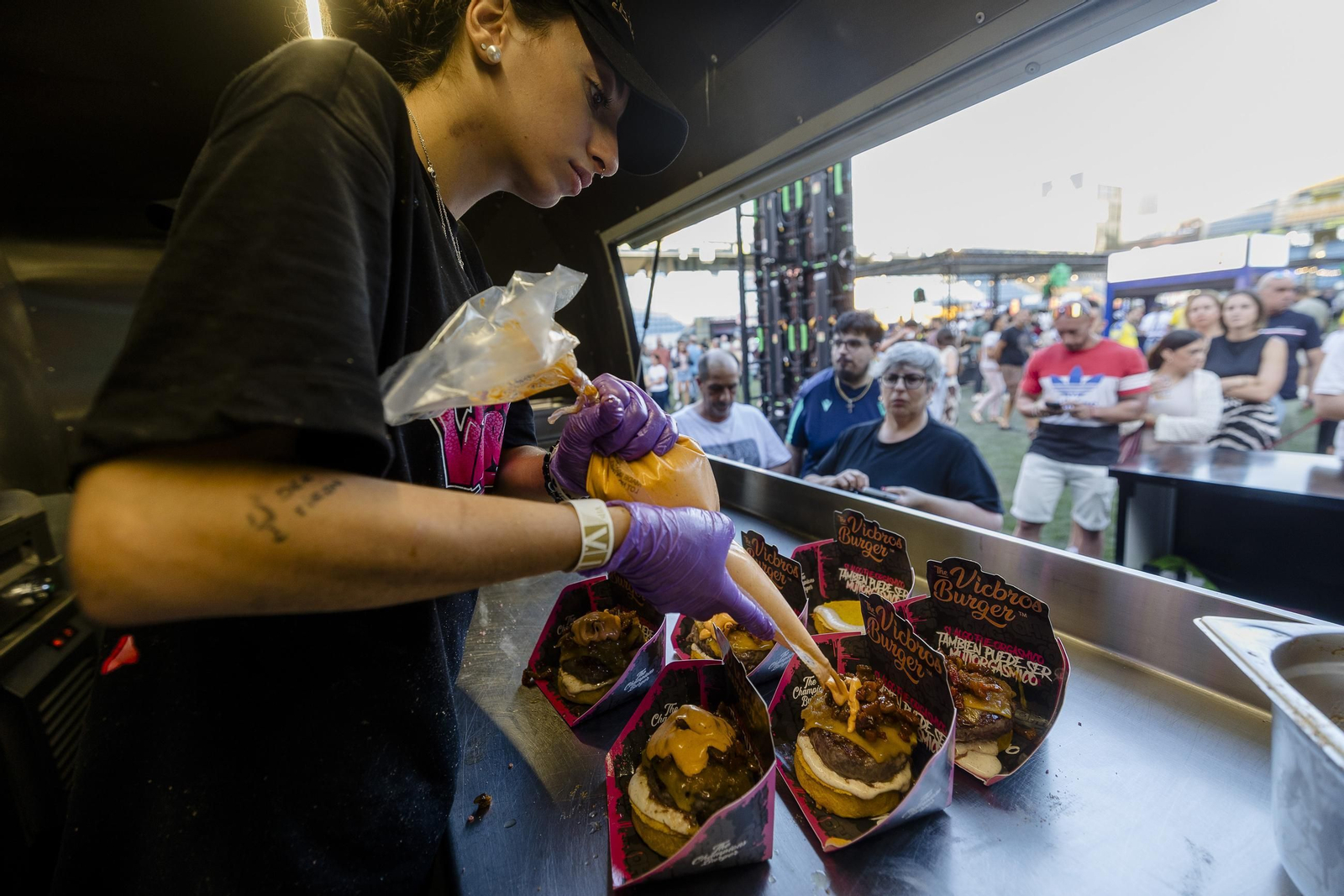 Búscate en las imágenes de la inauguración de The Champions Burger en el estadio Nuevo Mirandilla