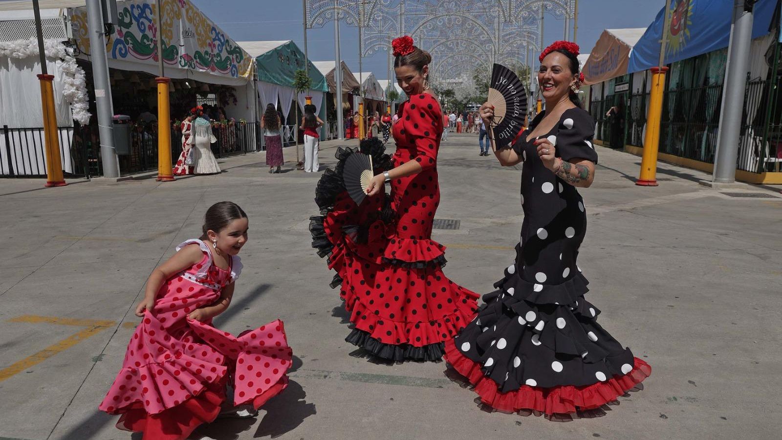 Dos mujeres y una niña vestidas de gitana. Dos mujeres y una niña vestidas de gitana.