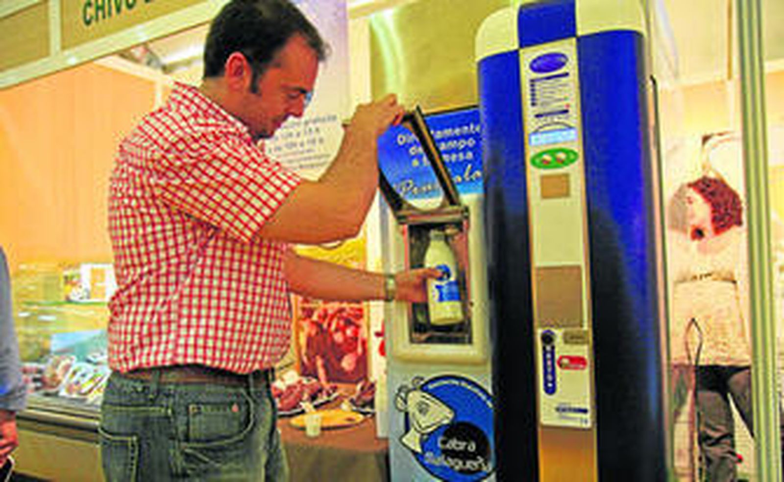 Máquina expendedora de leche de cabra en el mercado de Antequera.