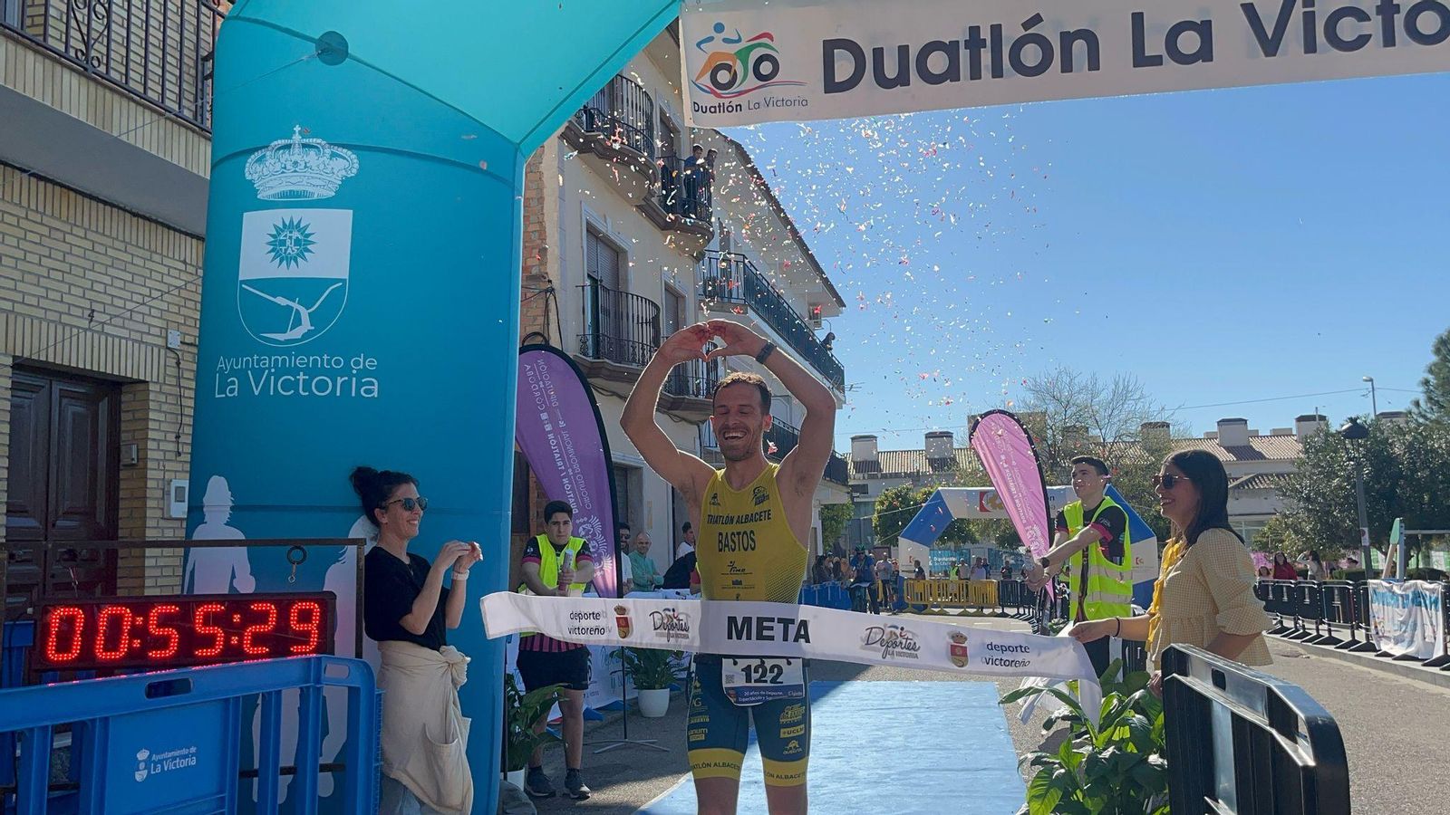 Alfonso Bastos celebra su triunfo en La Victoria.