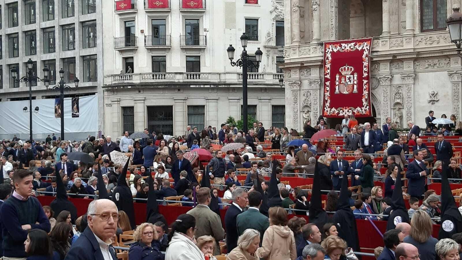 Paraguas abiertos en los palcos de la Plaza de San Francisco al paso de San Bernardo.
