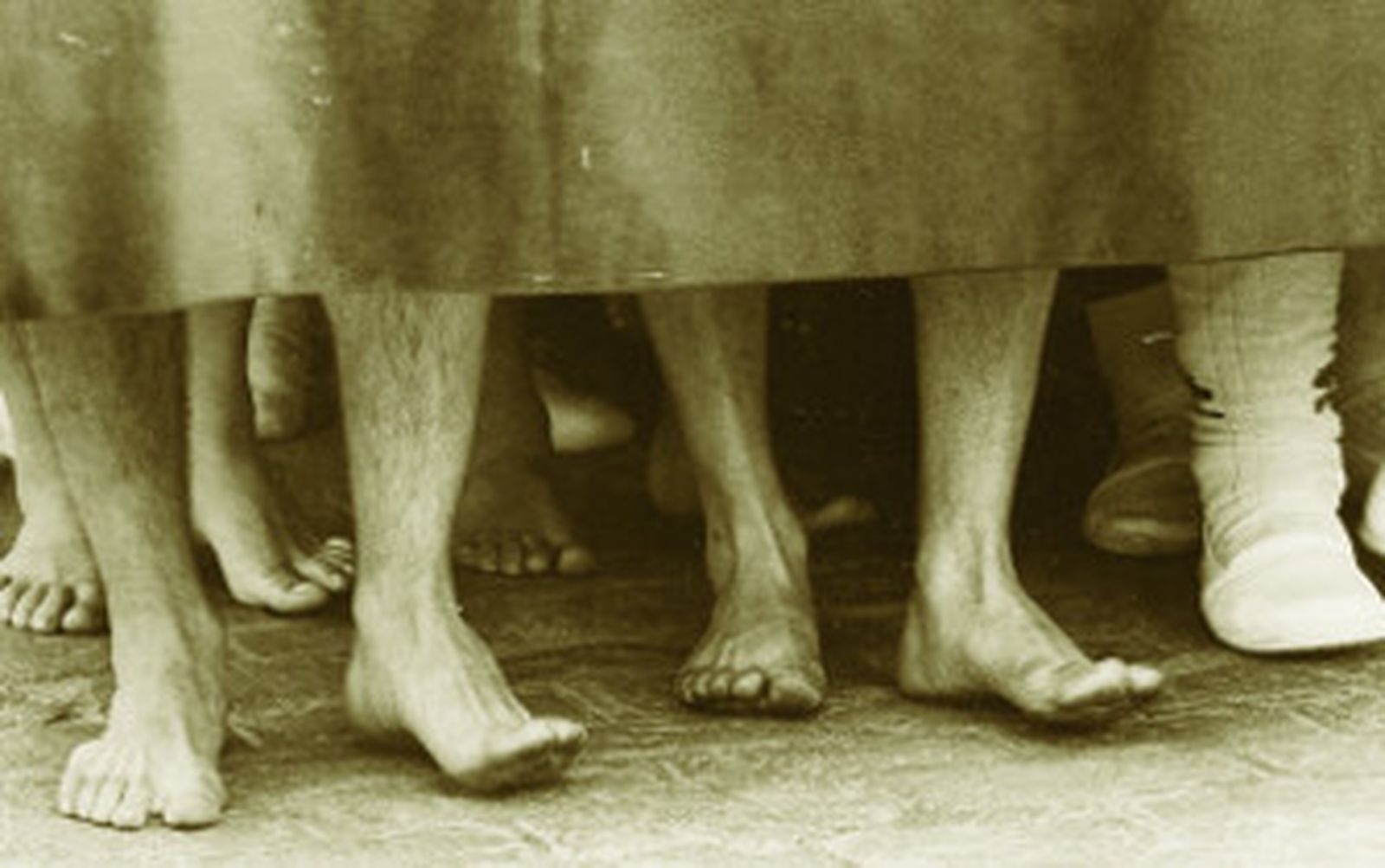 Aquellos pies descalzos bajo los faldones