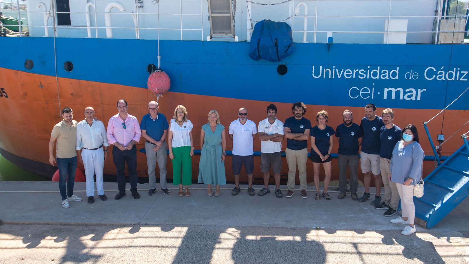 Autoridades e investigadores de la UCA posan juntoa UCádiz.