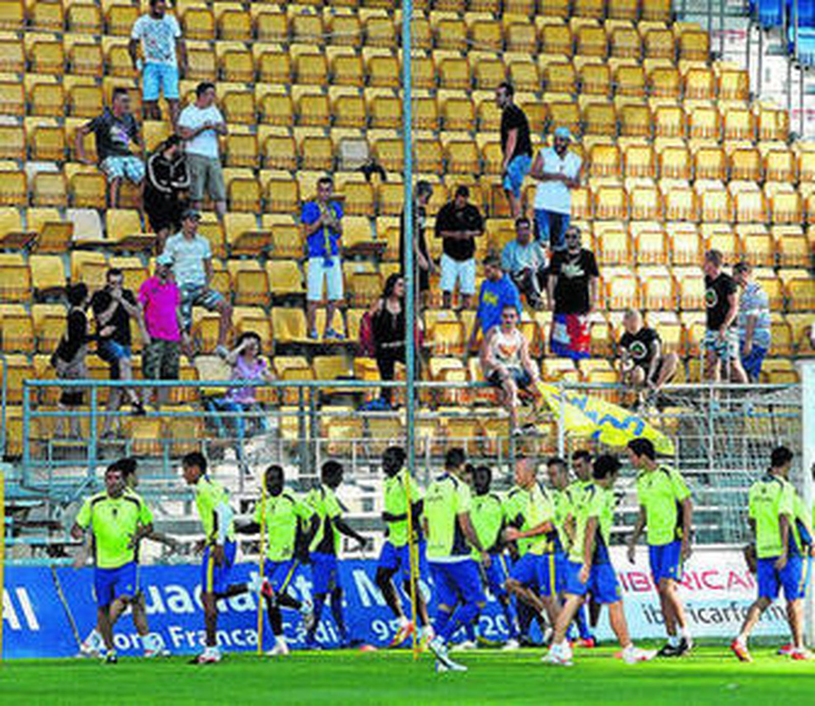 Un grupo de aficionados acudió ayer al entrenamiento para animar.
