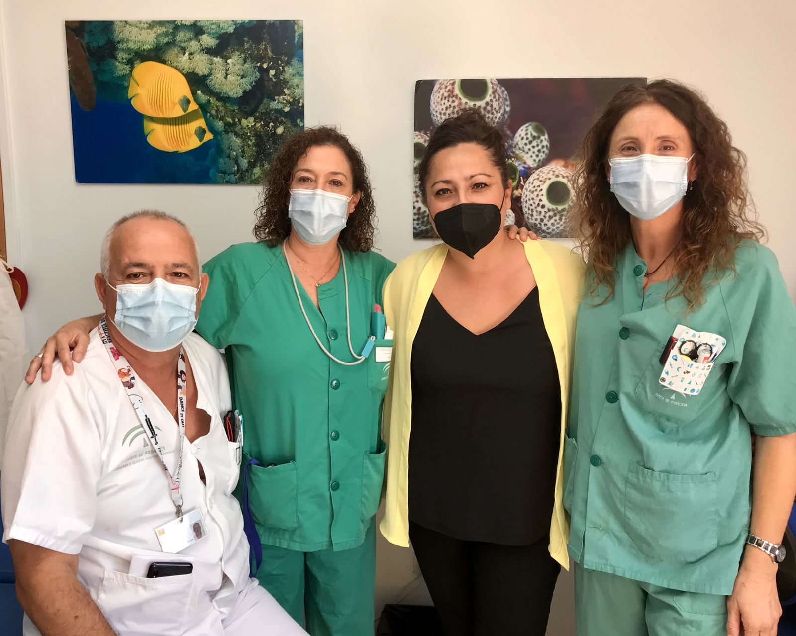 El auxiliar Luis Ruiz y las enfermeras Rosario Benítez y Remedios López, con una de sus pacientes