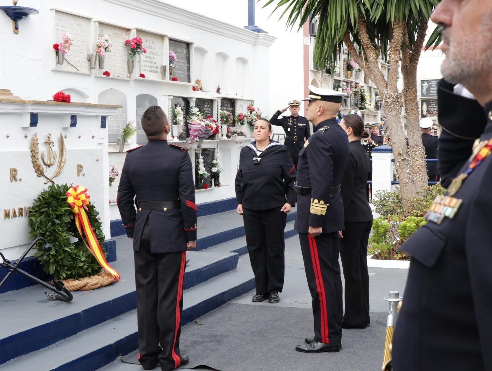 Acto de homenaje de la Armada a los caídos en el cementerio de la localidad de San Fernando