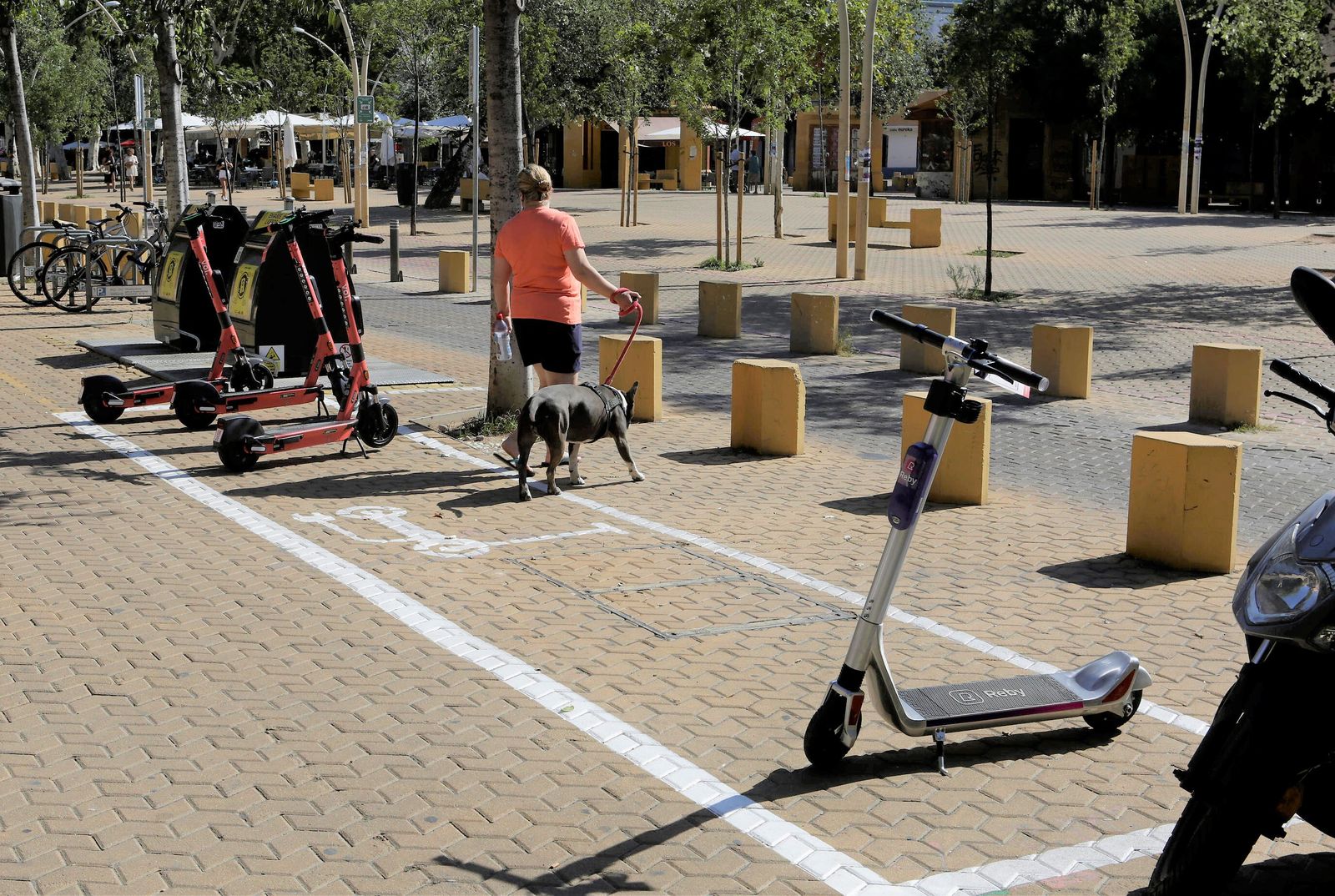 Uno de los aparcamientos habilitados para los patinetes de alquiler de Voi y Reby.