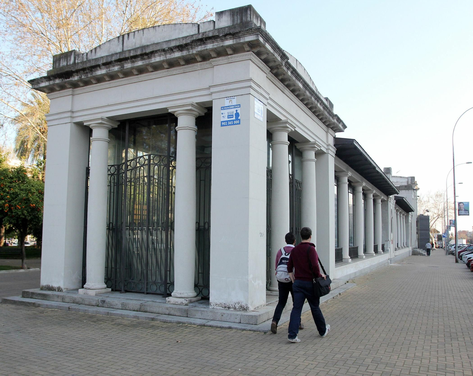 Dos jóvenes pasan por el edificio de La Pérgola. Dos jóvenes pasan por el edificio de La Pérgola.