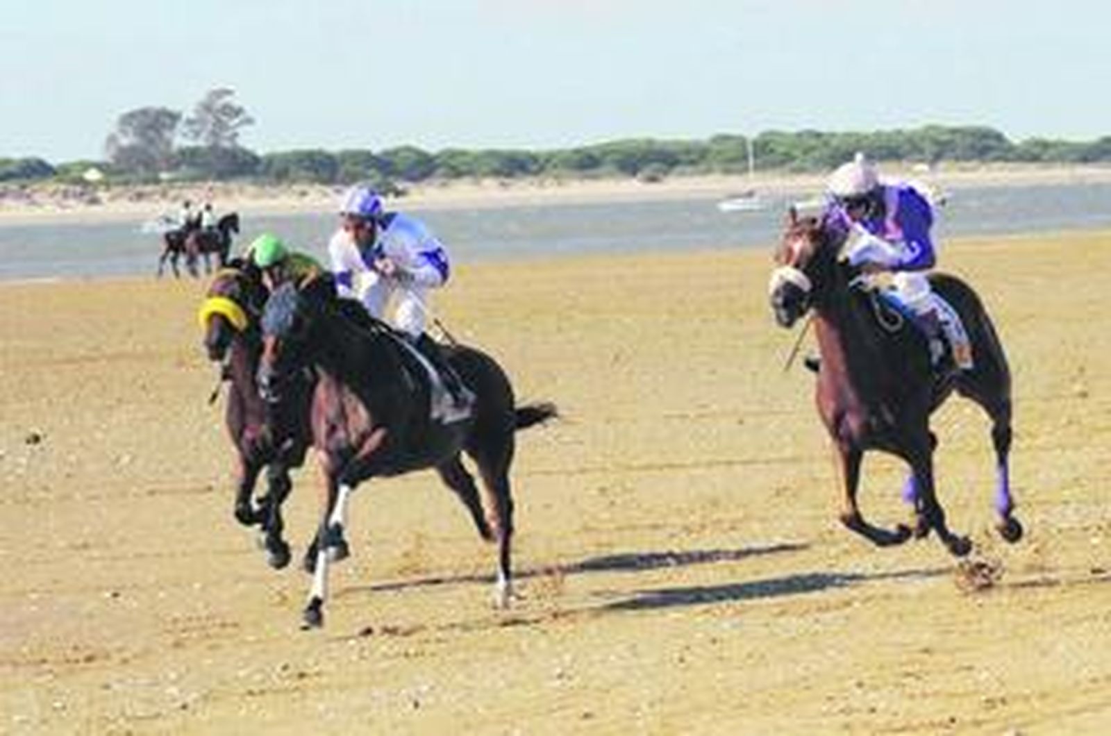 Francisco Jiménez logró la primera victoria del ciclo inaugural de carreras en Sanlúcar con No Nines.