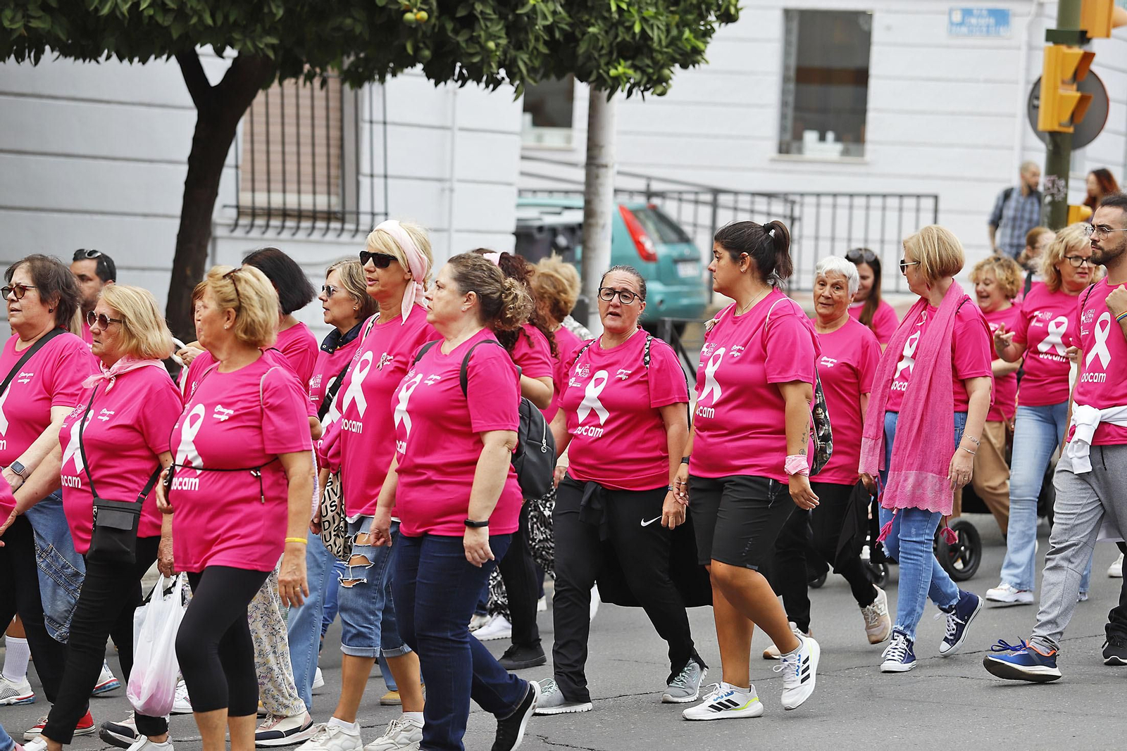 Imágenes de la cadena humana con motivo del Día Internacional del Cáncer de Mama.