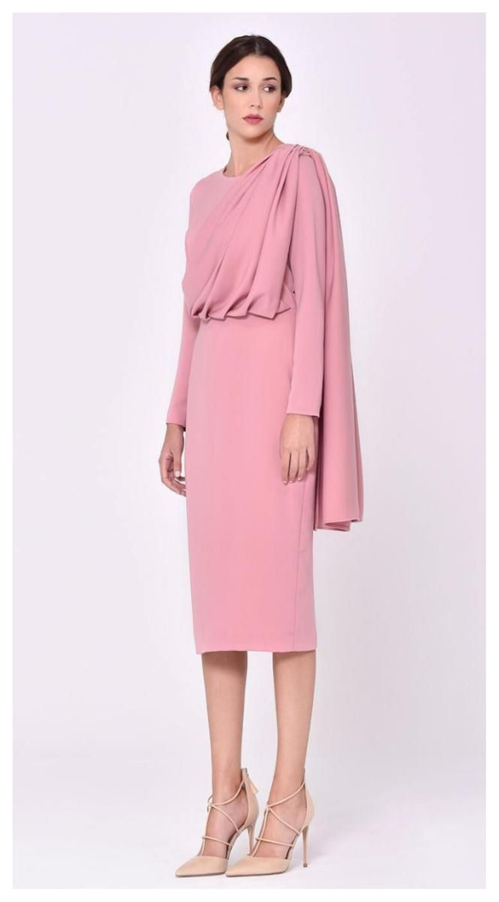 Este otro modelo de la firma sevillana Cho Atelier reafirma que el efecto toga y el largo midi son una combinación ideal y sofisticada. Su color es muy favorecedor para casi cualquier tono de piel y su corte, ajustado bajo el pecho, estiliza y alarga la figura.