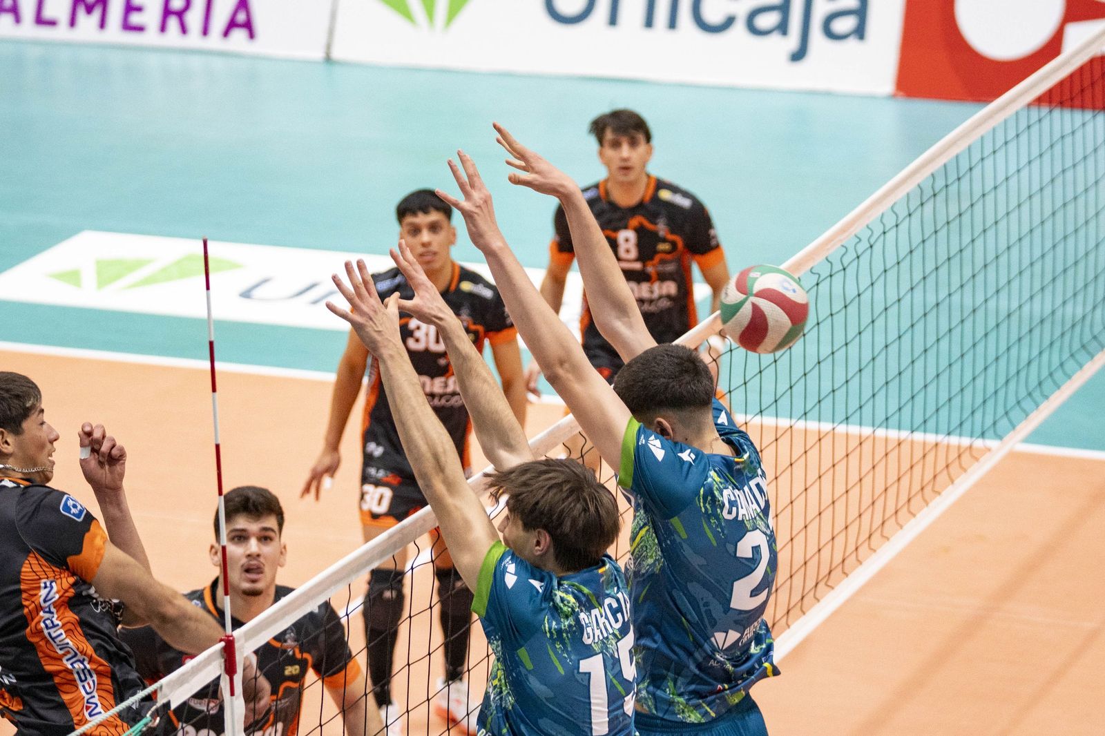 Las imágenes del partido entre Unicaja Costa de Almería y Pamesa Teruel de Superliga de voleibol