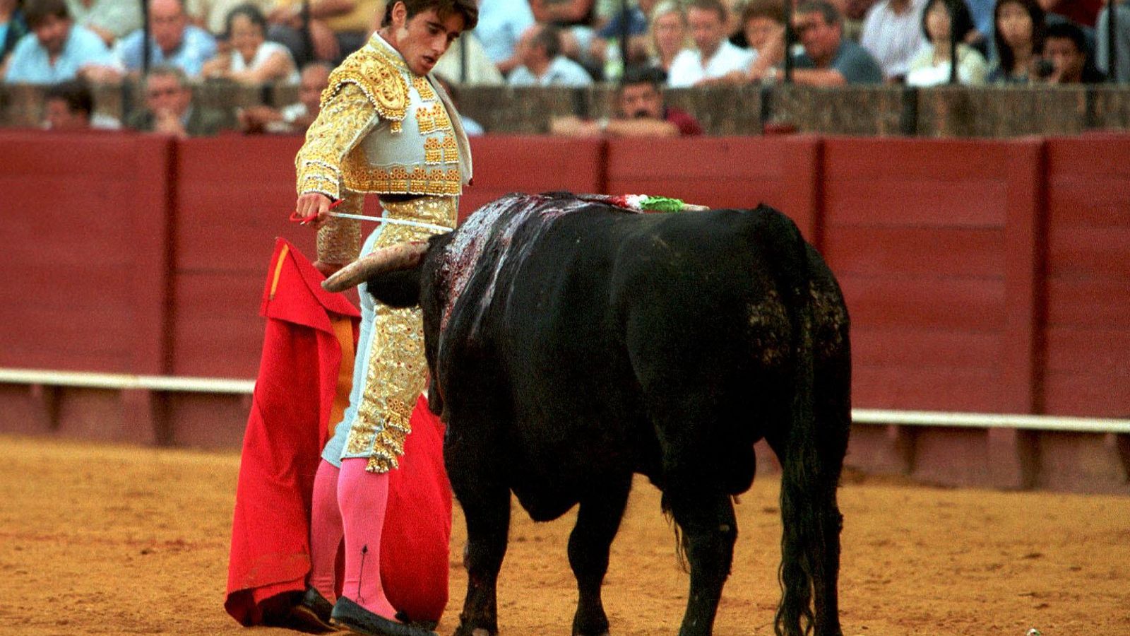 Antonio Fernández Pineda toreando un novillo en la Maestranza en el año 2000.