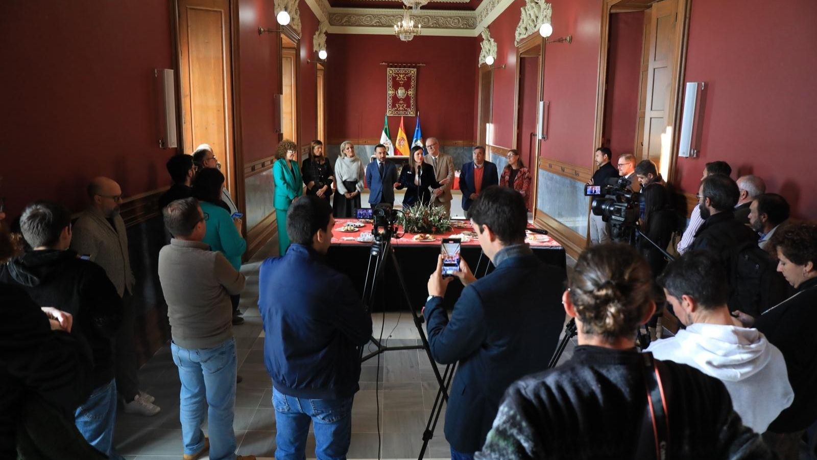 Patricia Cavada hace balance ante los medios de comunicación.