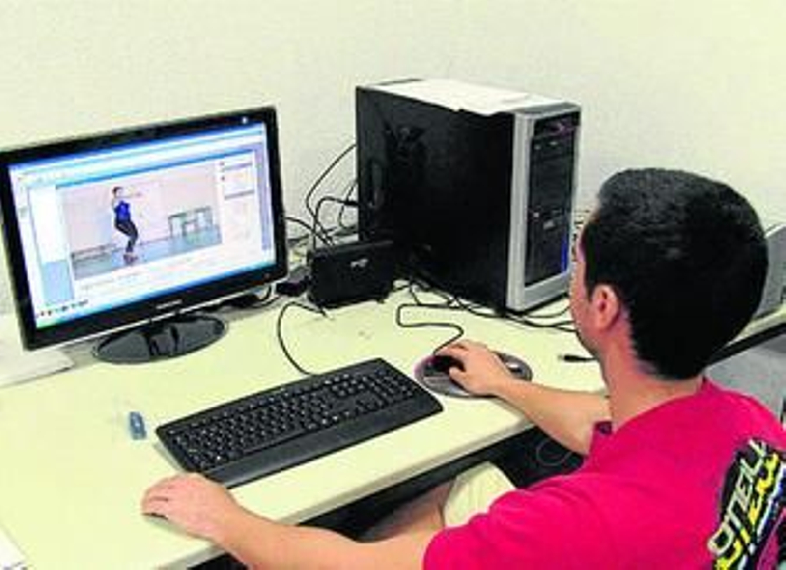 Un joven accede al nuevo programa basado en el estudio de los expertos de la Universidad de Cádiz. Un joven accede al nuevo programa basado en el estudio de los expertos de la Universidad de Cádiz.