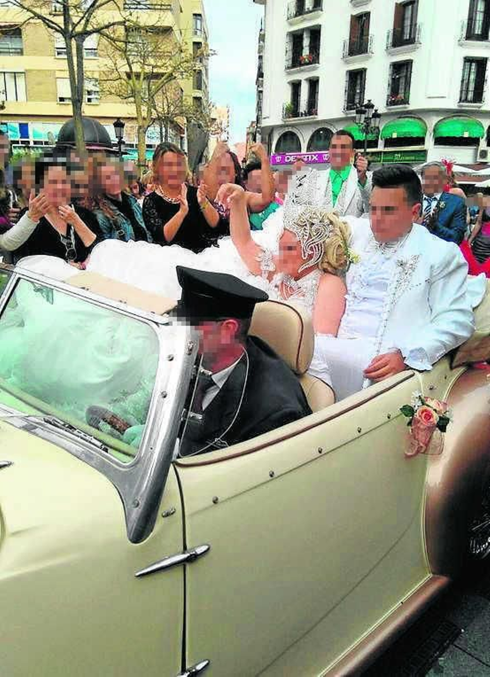 Los novios, tras el enlace.