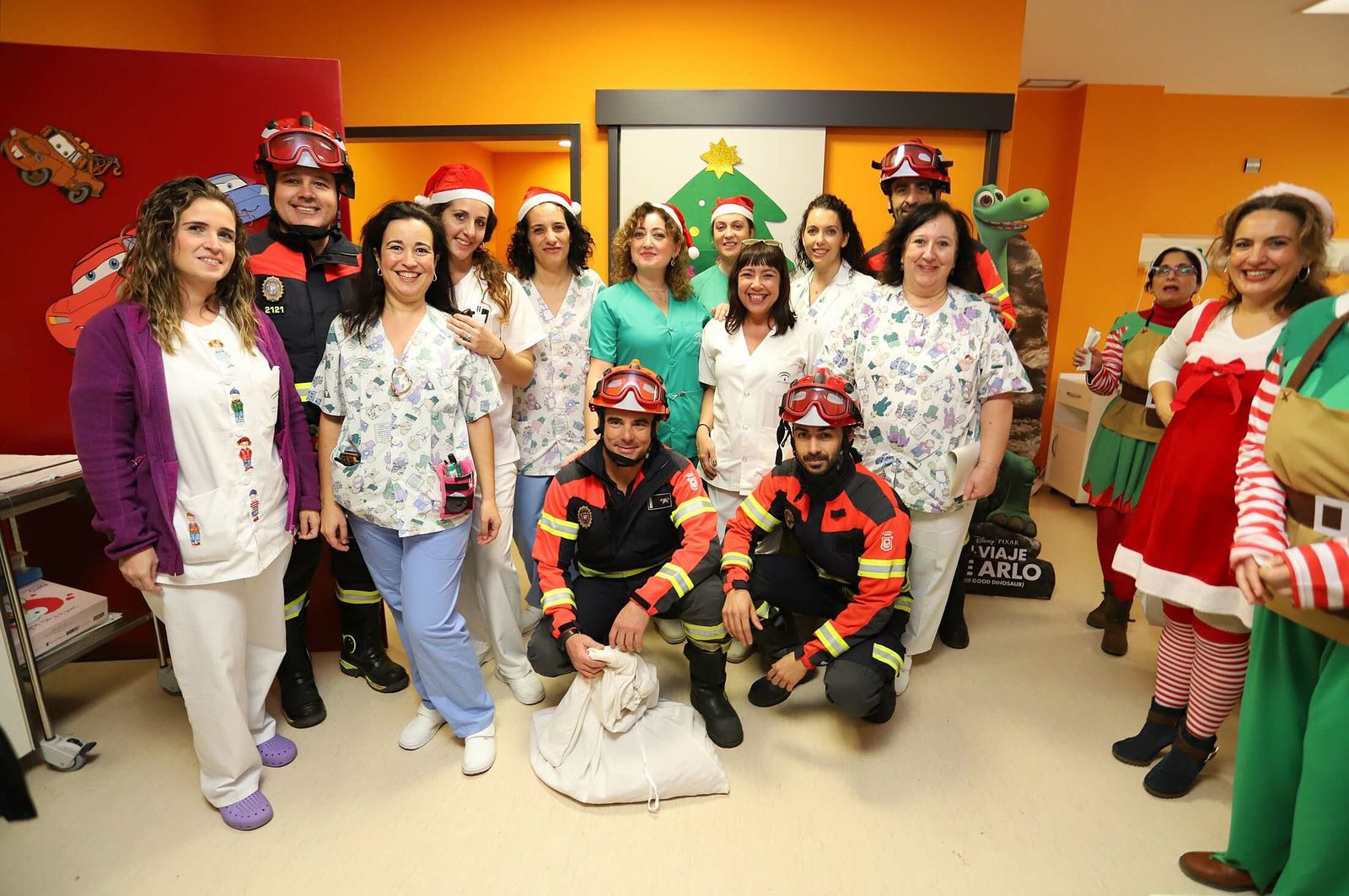 Imágenes de la visita de Papá Noel a los niños del hospital Juan Ramón Jiménez