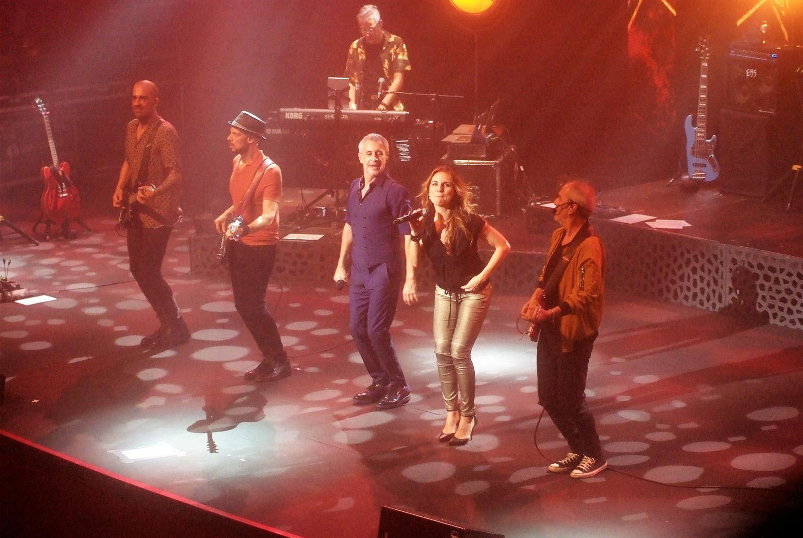 Dalma acompañado por parte de sus músicos durante el concierto de Roquetas de Mar.