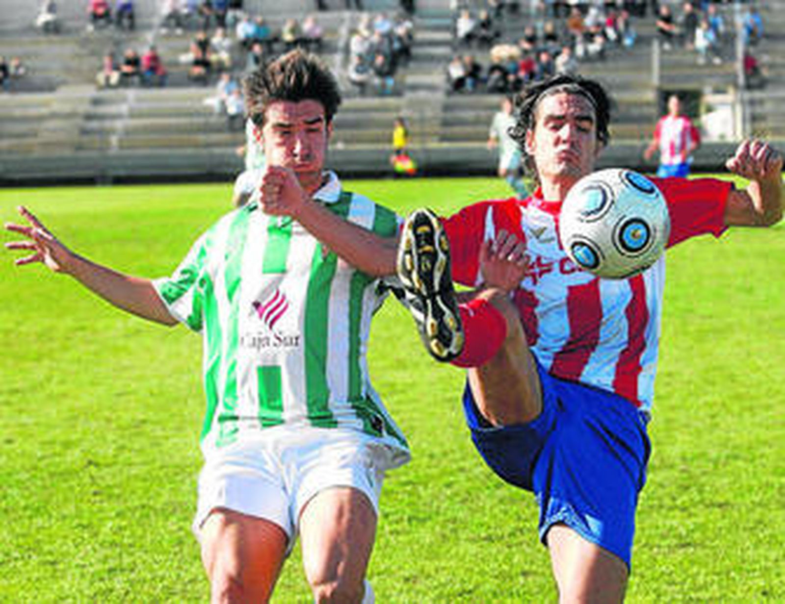 El cordobés Chapi lucha un balón con el blanquiverde José Mari.