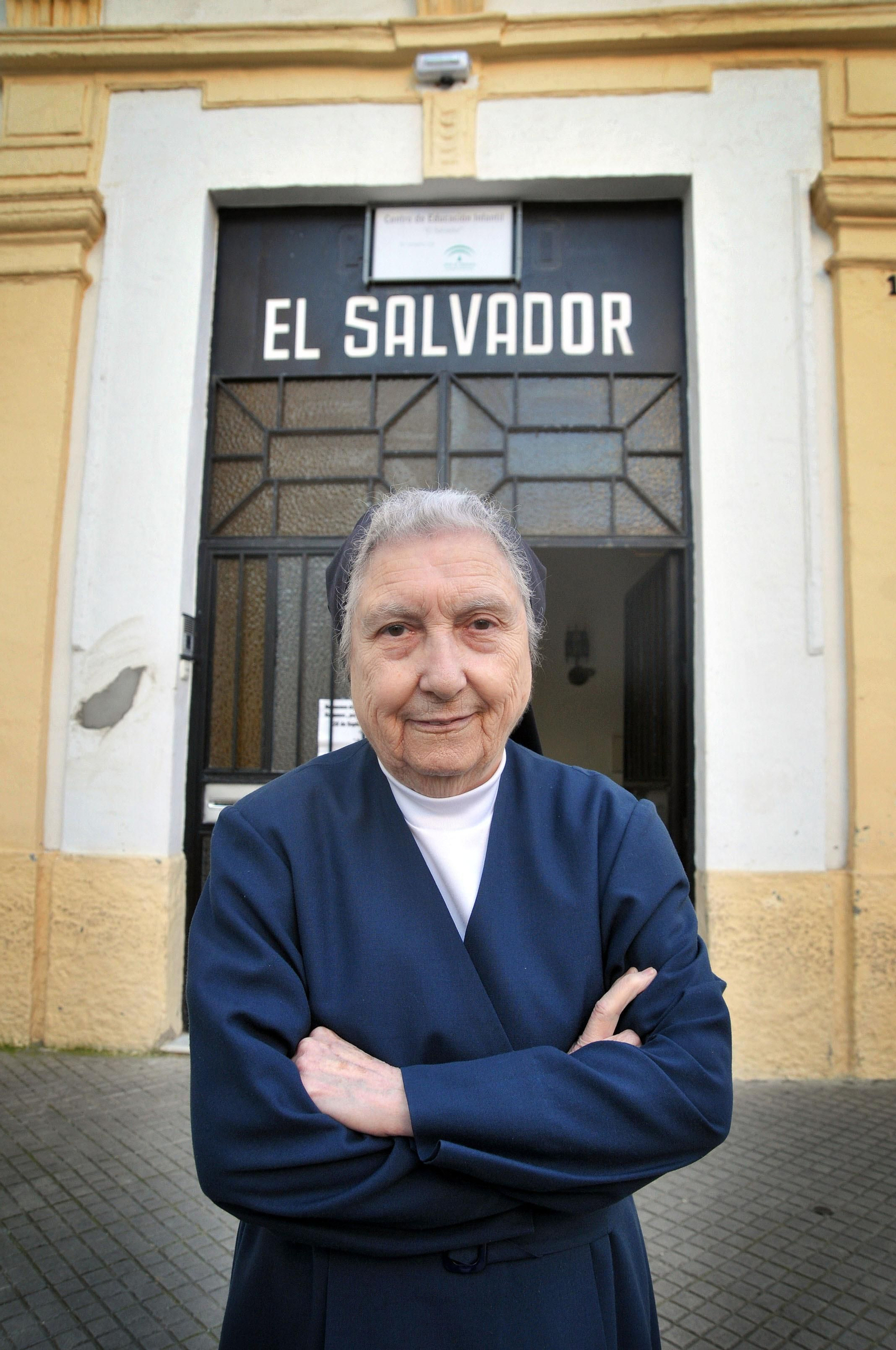 Sor Victoria, en la puerta del comedor de El Salvador.