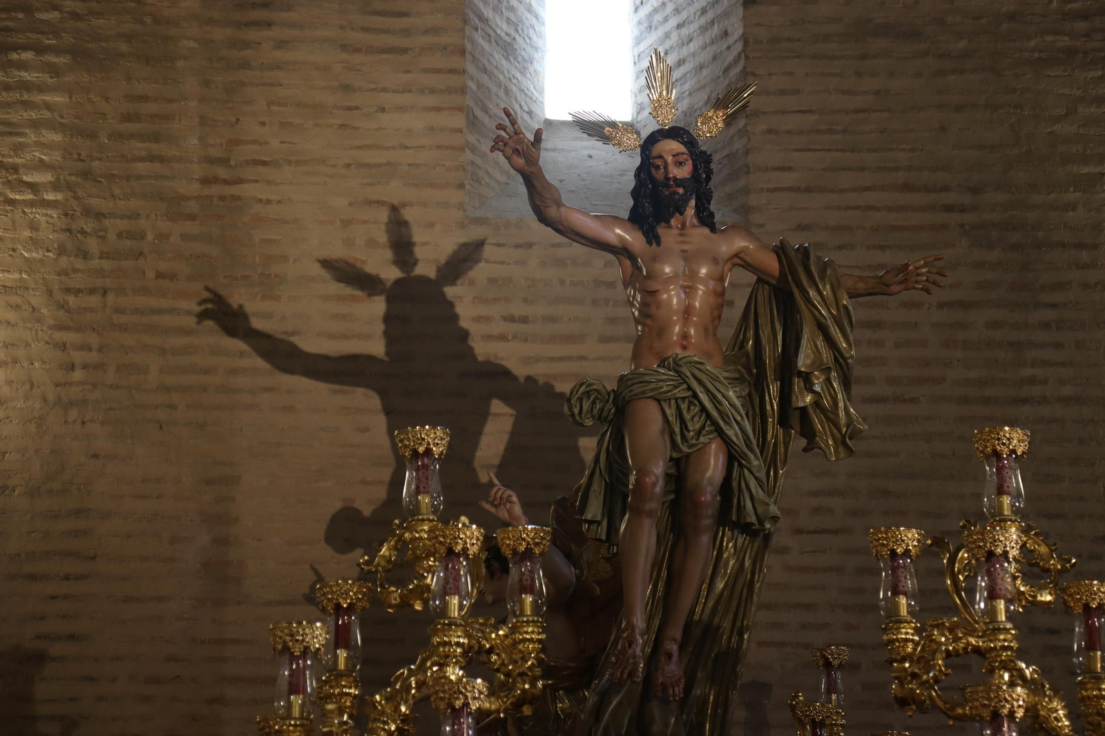 Sevilla acaricia la Semana Santa en un Domingo de Pasión lleno de cultos
