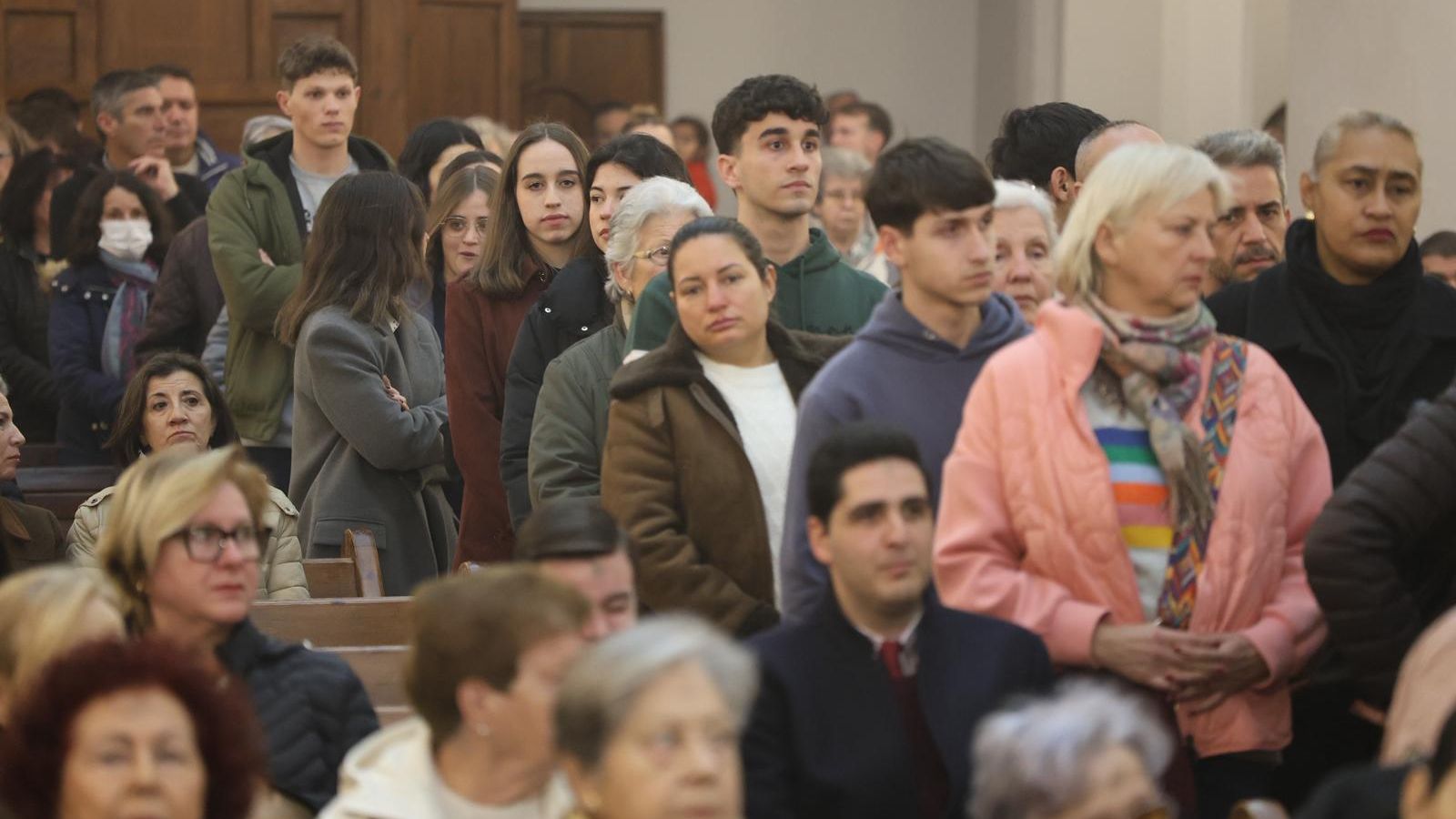 Cola de personas en la Misa de Imposición de las Cenizas en la Iglesia Catedral de Huelva.