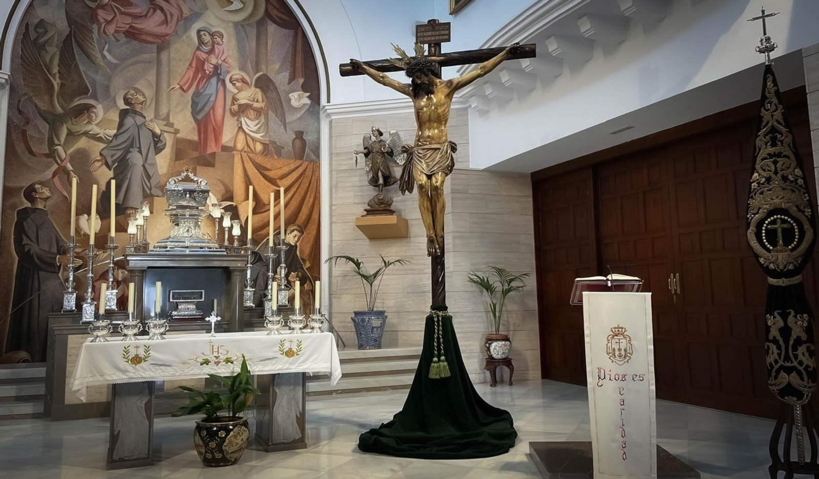 Imágenes del Cristo de la Esperanza con los ancianos del San Juan Grande en Jerez