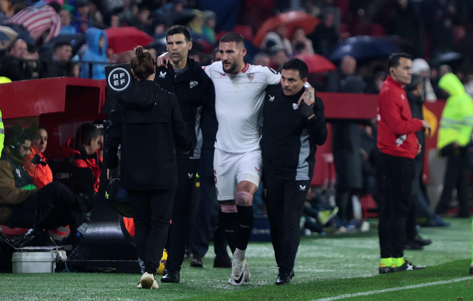 Gudelj abandona lesionado el partido ante el Athletic.