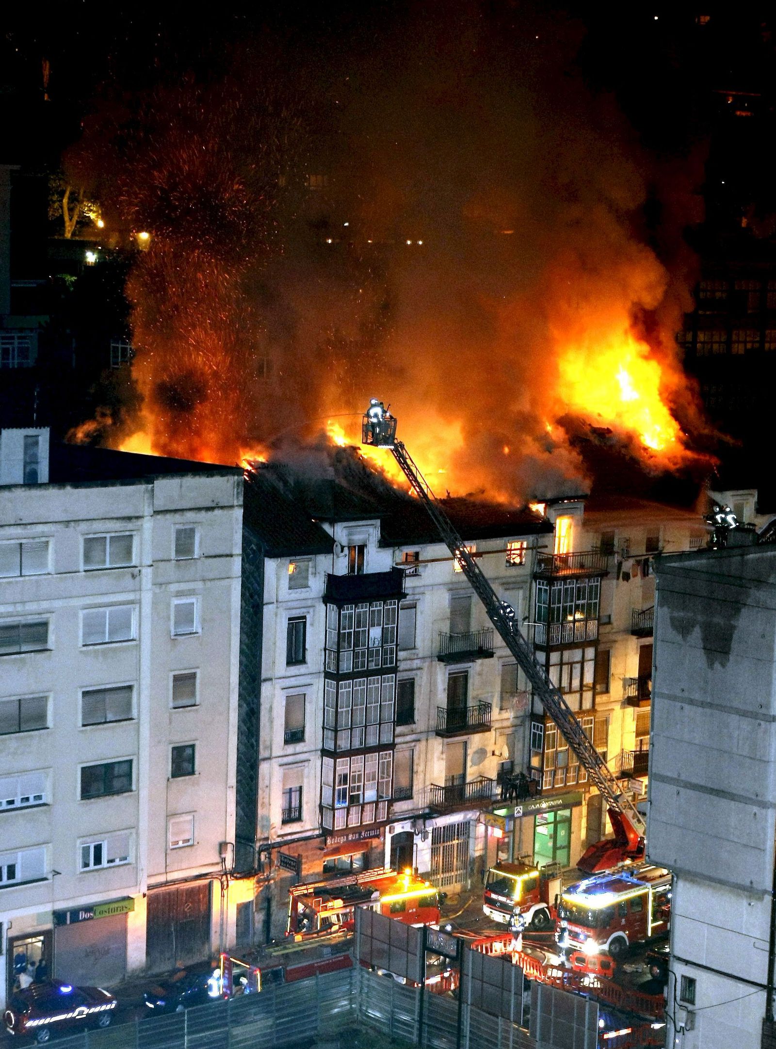 Arden tres edificios tras una explosión de gas en Santander