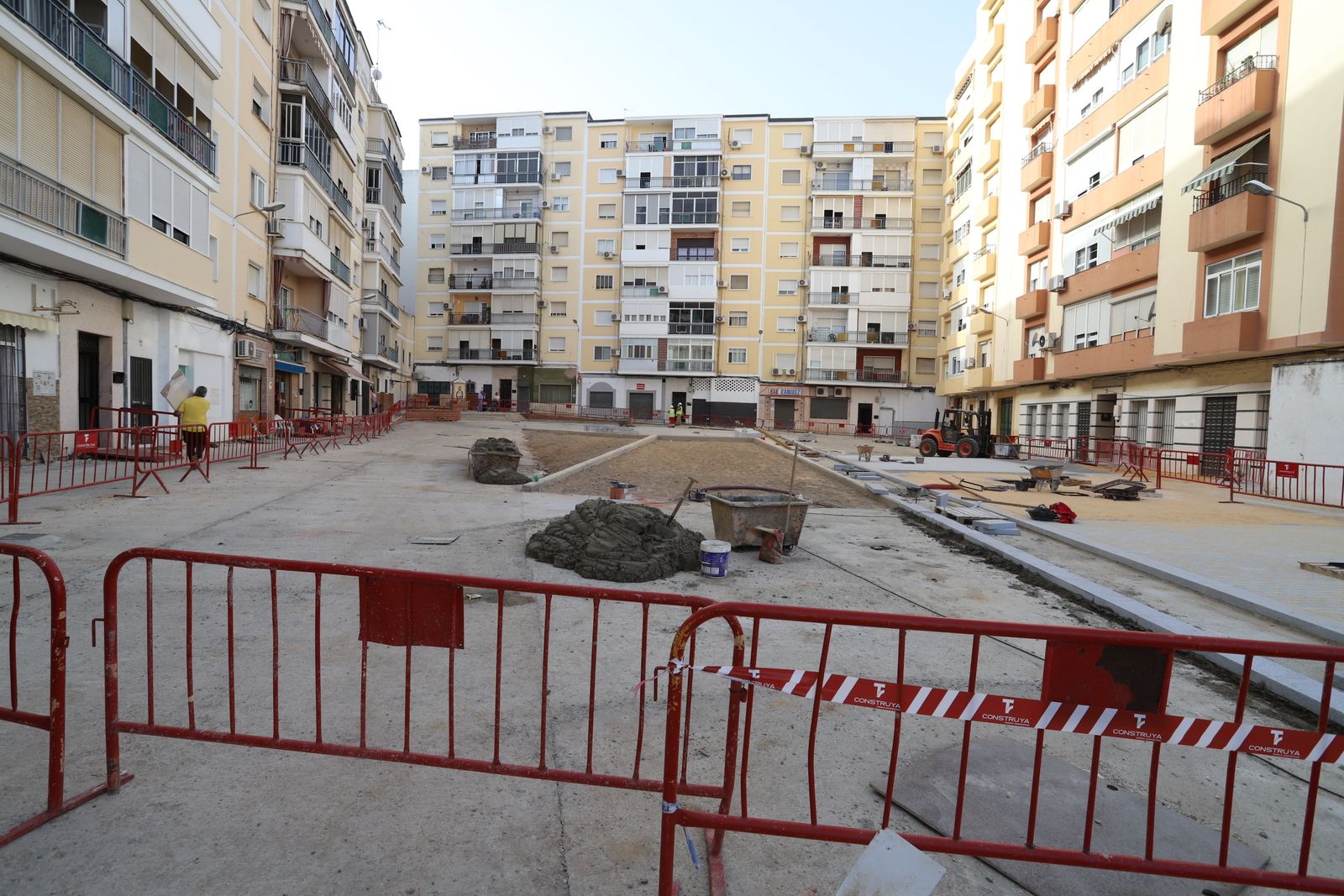 Las obras de peatonalización de la Plaza de Los Dolores, en imágenes
