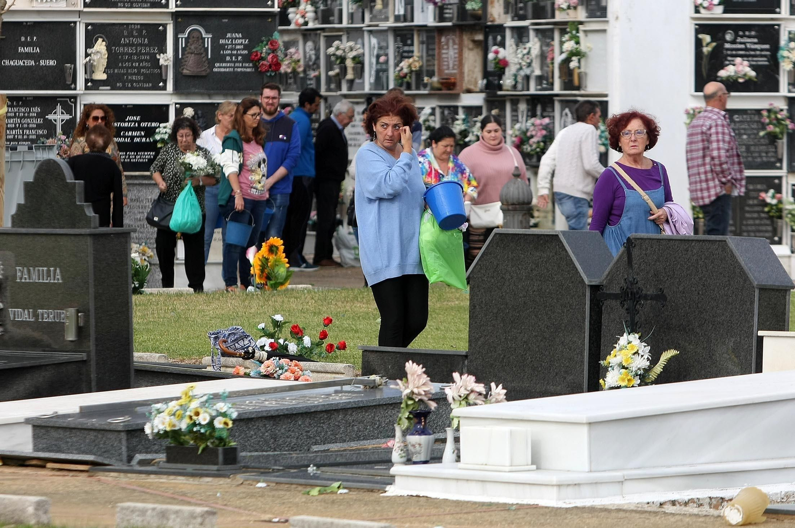 Imágenes del ambiente en el cementerio La Soledad, Huelva