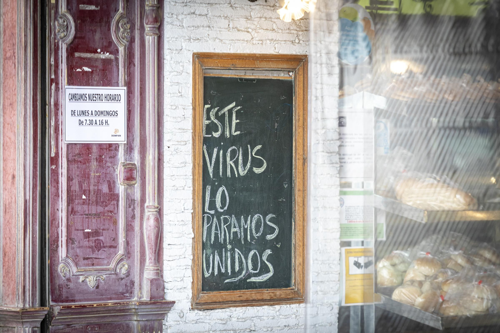 Mensaje de animo en la cafeteria Don Pan frente al hospital