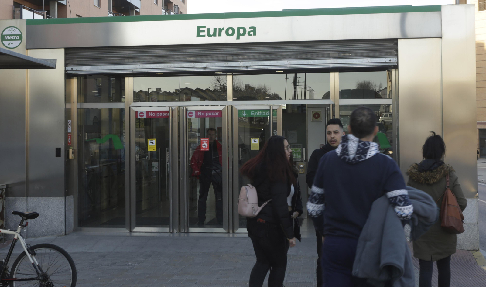Usuarios en la puerta de la estación de Europa, cerrada.