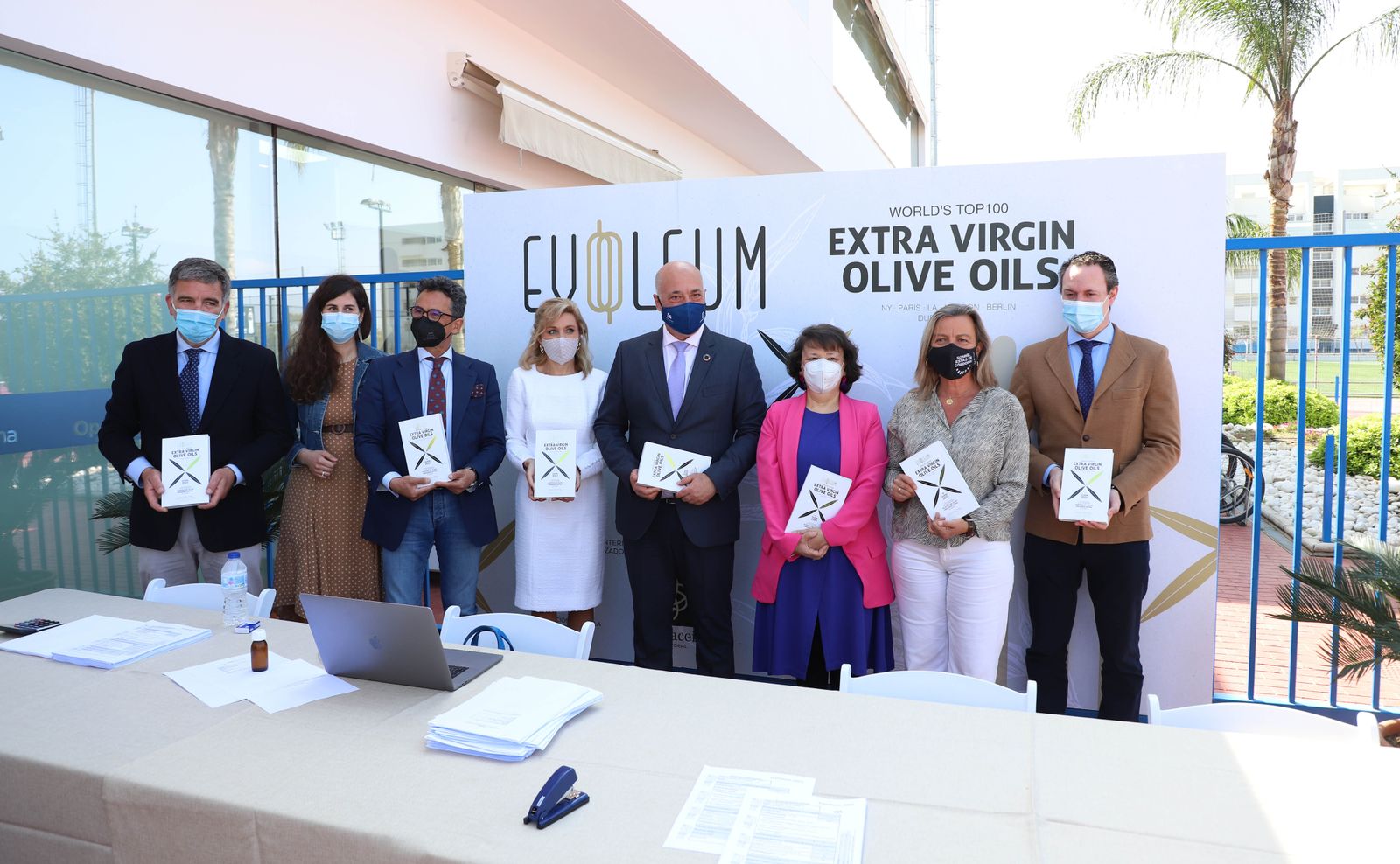Las autoridades presentan la cata del concurso Guía Evooleum de AOVE en Córdoba.