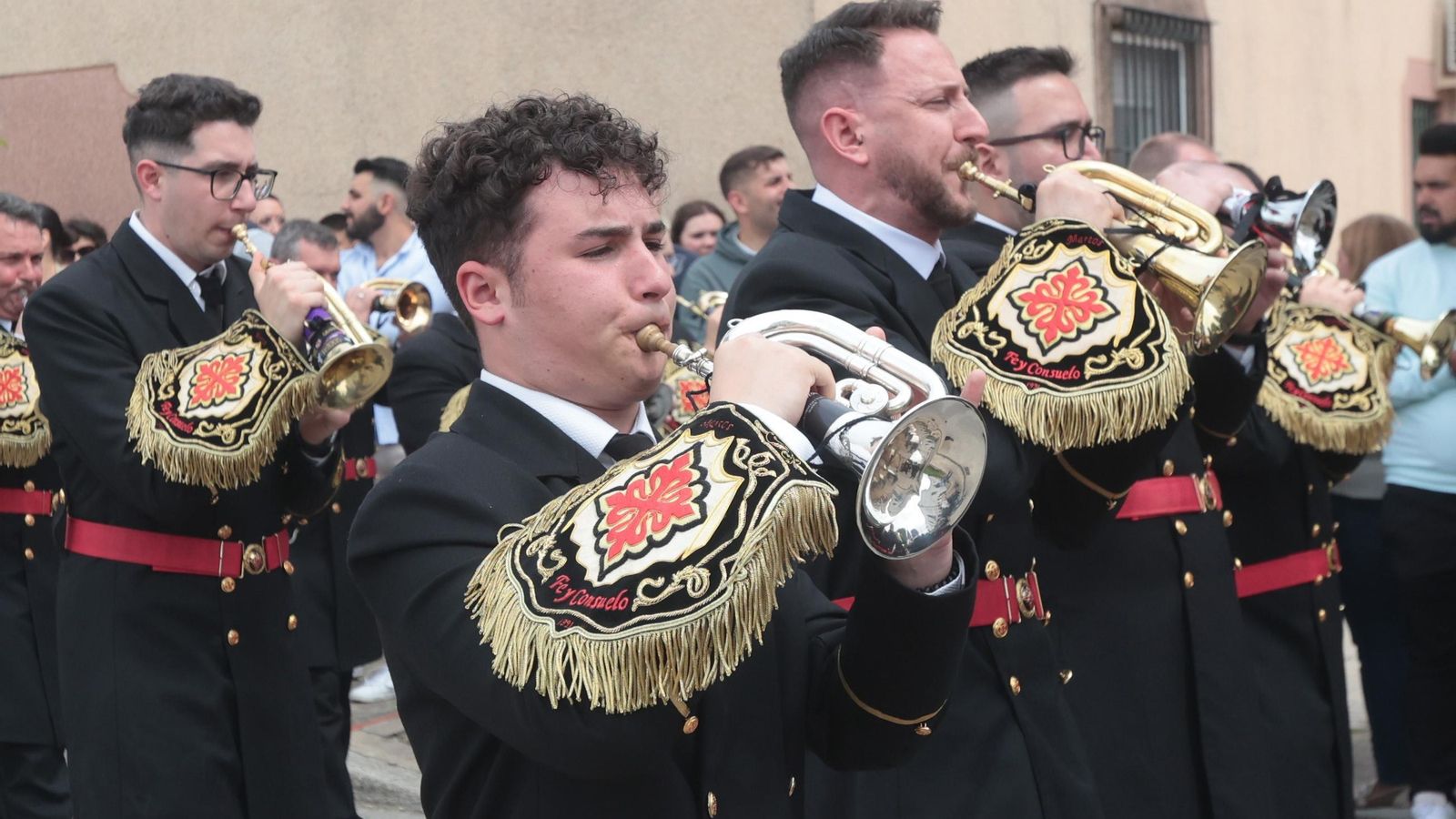 Integrantes de la Banda de Cornetas y Tambores Fe y Consuelo, de Martos.