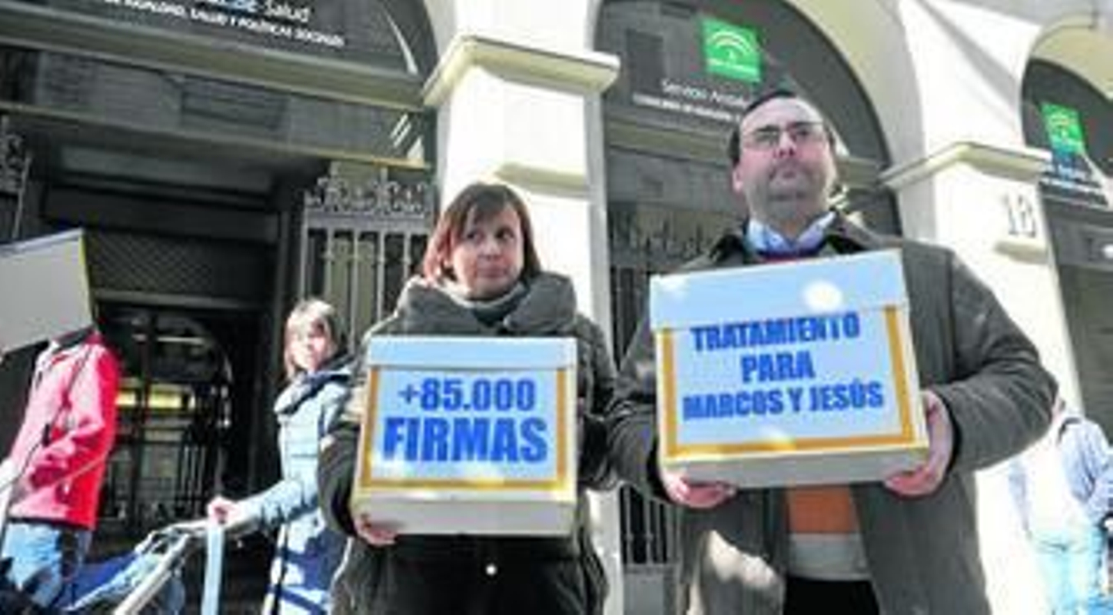 María Ángeles Alonso y José María Díaz, ayer en la sede del SAS piden un tratamiento para sus hijos.