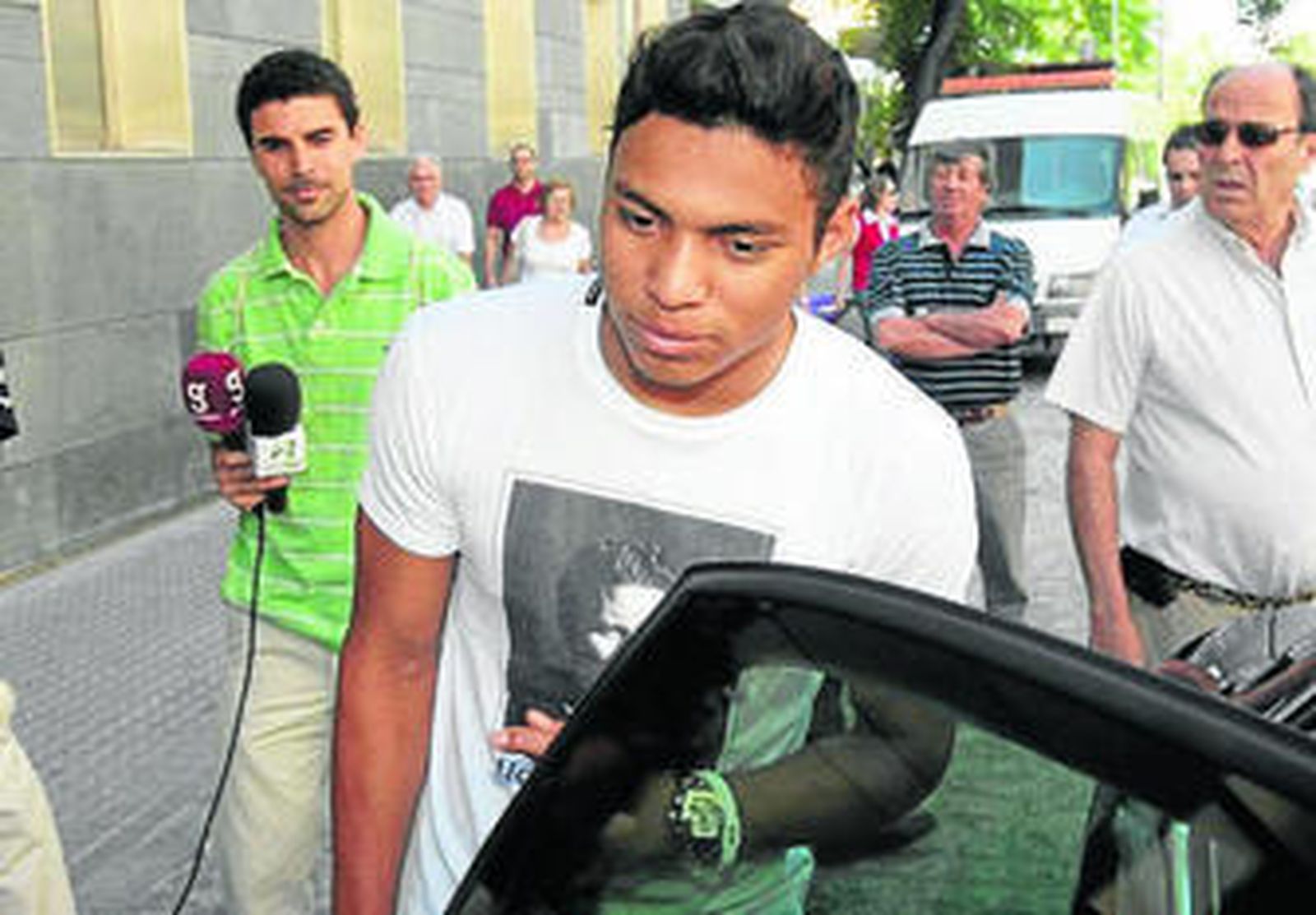 Jefferson Montero, a la salida de la clínica Infanta Luisa.