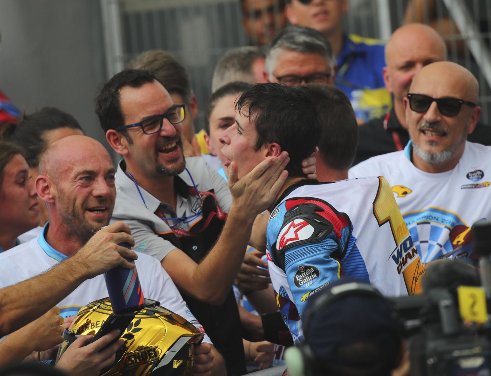 La celebración del título mundial de Moto2 de Álex Márquez