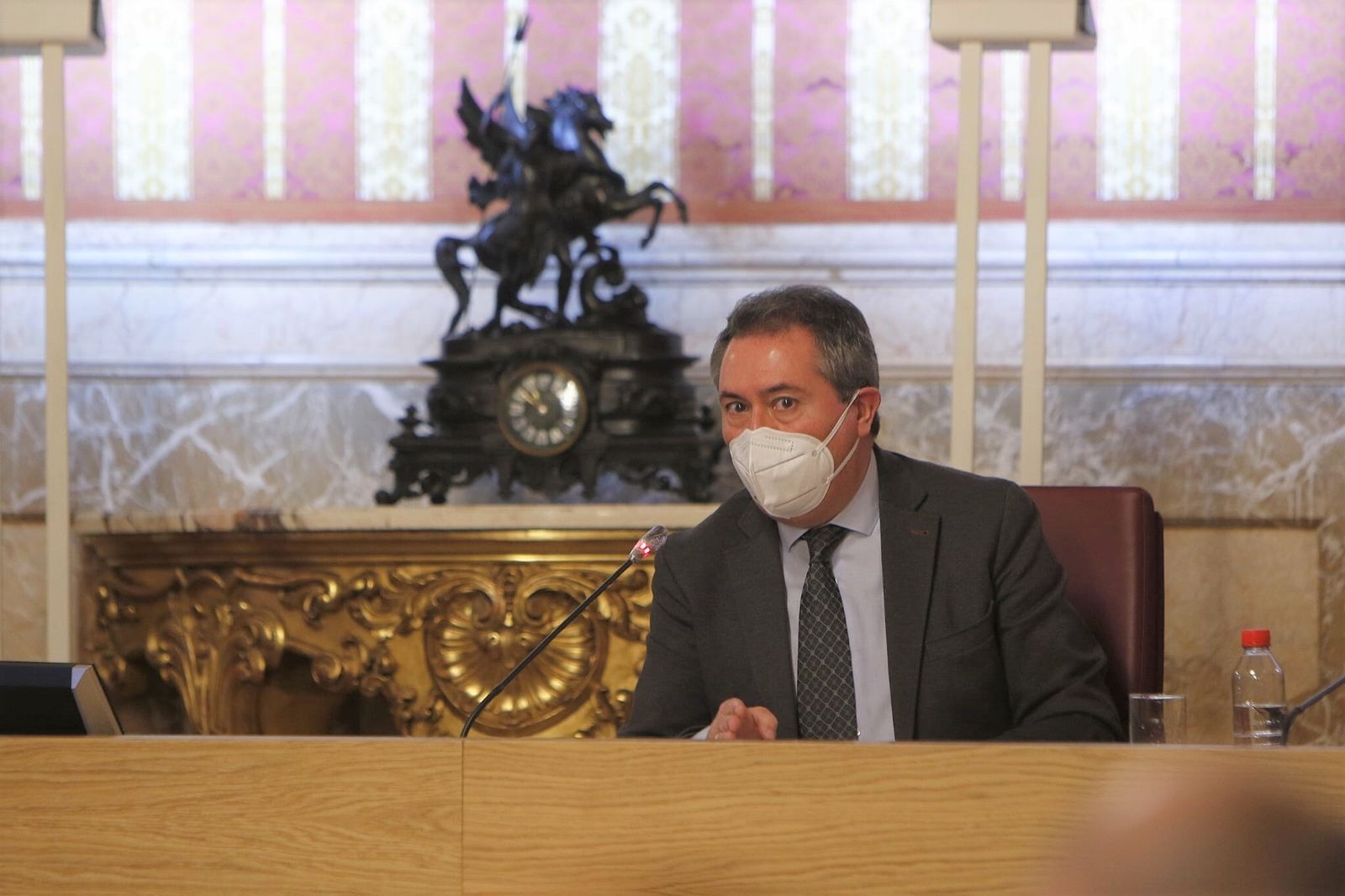 El alcalde Juan Espadas  en el pleno extraordinario de presupuestos, este martes.