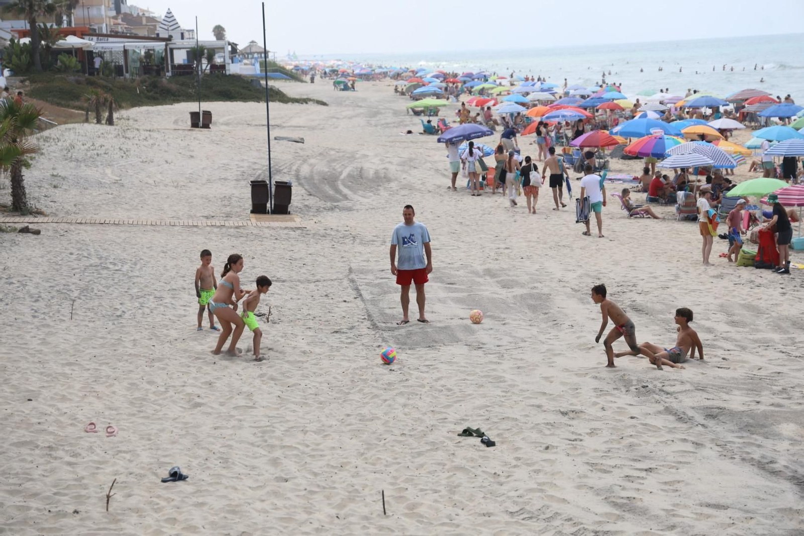 Imágenes del ambiente en las playas de Huelva